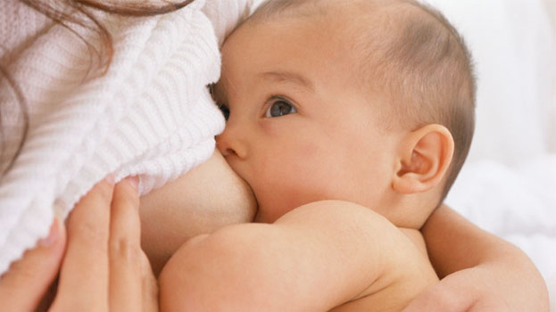 фото: кормление ребенка грудью после родов