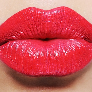 Красивая форма губ. Булхорн